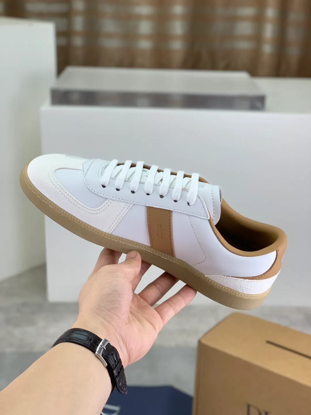Men's men's shoes 💰P542 New Dior B01 top version of moral training shoes! ! ! White first-layer cowhide, fully oiled upper, original TPU molded outsole. New to the Fall 2025 collection, this sneaker marks the return of Dior’s classic style, reinterpreted in a stylish and elegant silhouette. Crafted from white smooth first-grain cowhide with a tonal silk sheepskin lining, it features the Dior logo on the tongue and inner sides, and a CD icon on the heel. Paired with Tpu anti-slip soles of the same color, it can be matched with various styles to create a sophisticated look.  Code number: 39-45 Complete package with airplane box